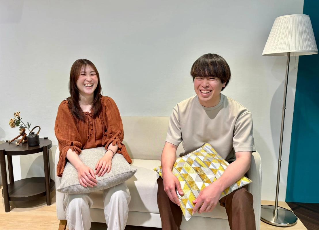 ソファでリラックスする男女