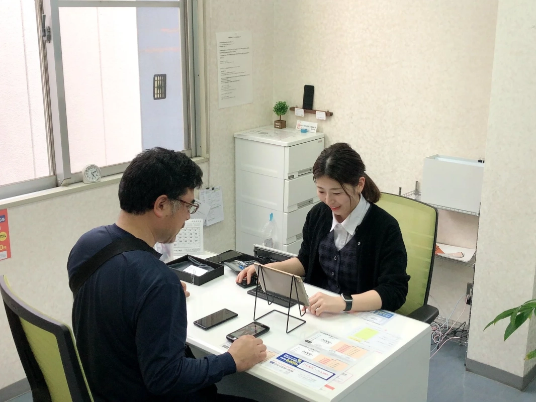 接客中の女性スタッフと男性客