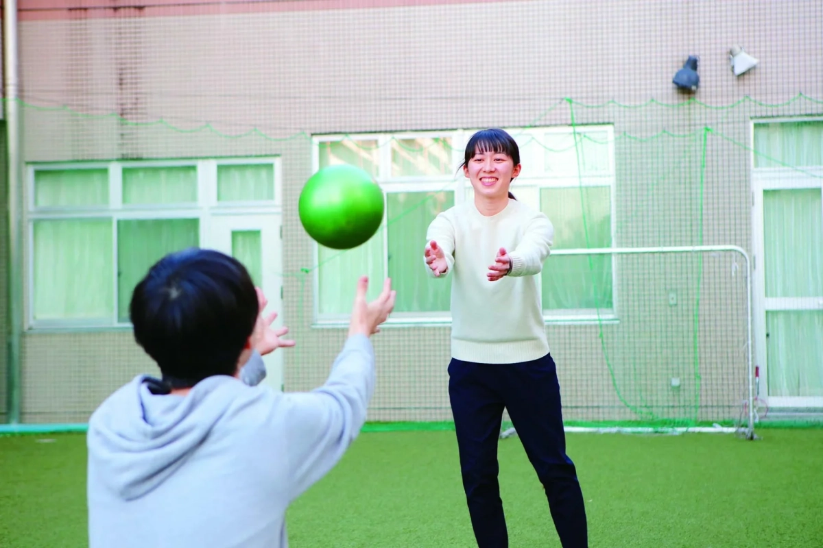 屋外での子供たちの遊び