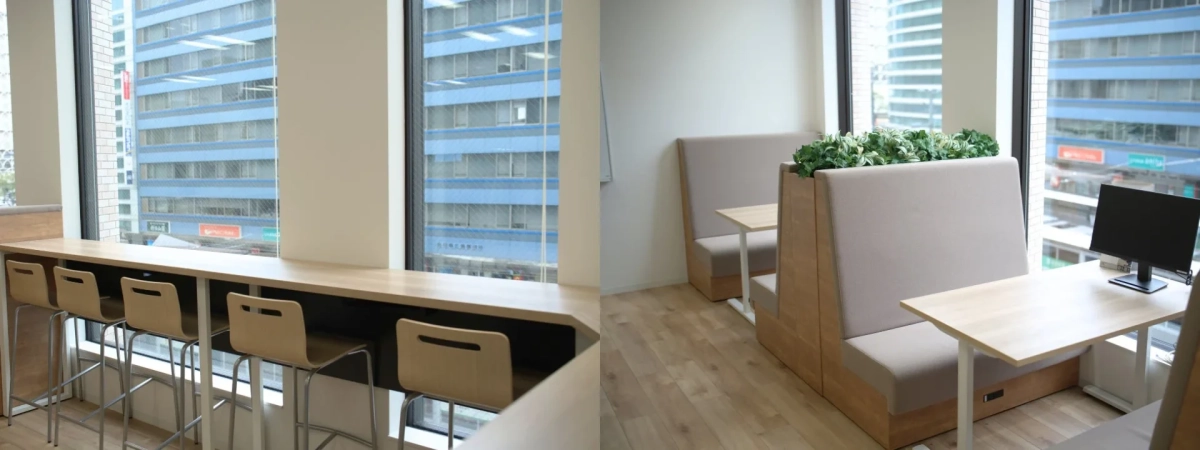 窓から都市景観が見えるオフィス空間
