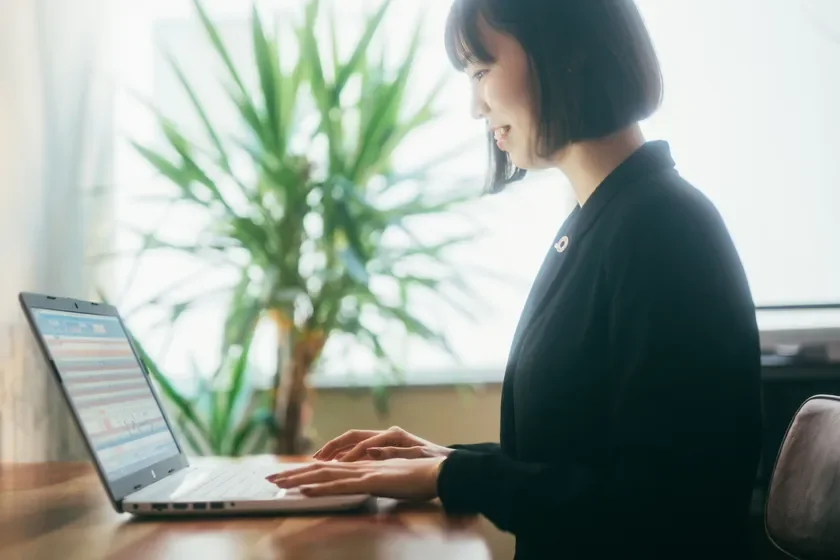 女性がノートパソコンで仕事