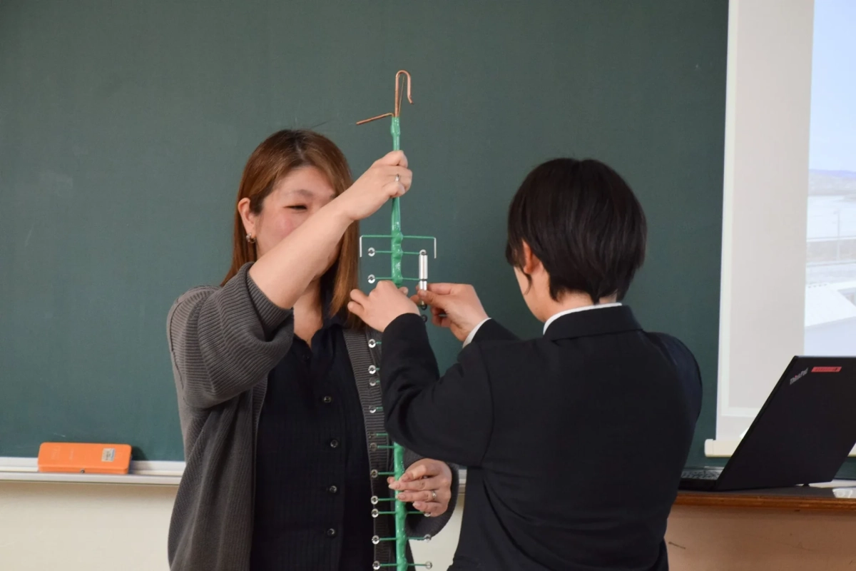 教室で何かを調整する実験のような様子