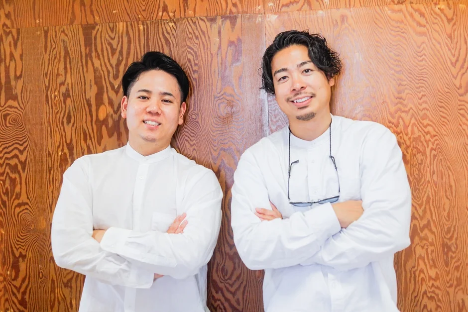 笑顔の男性二人組