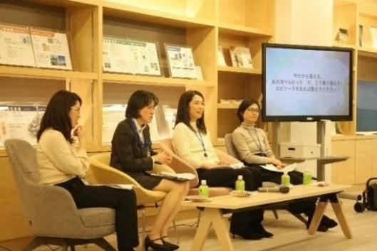 女性4人がパネルディスカッションに参加している様子