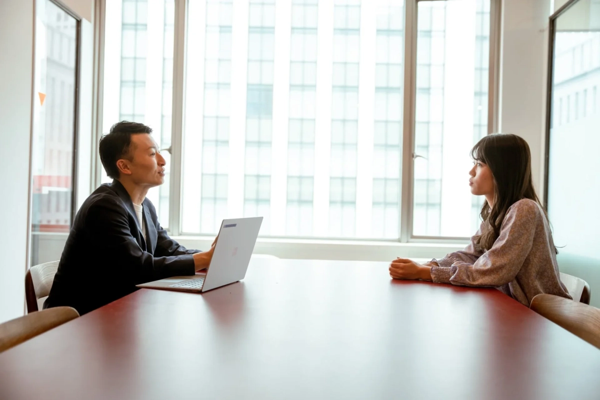 会議室で面談する男女