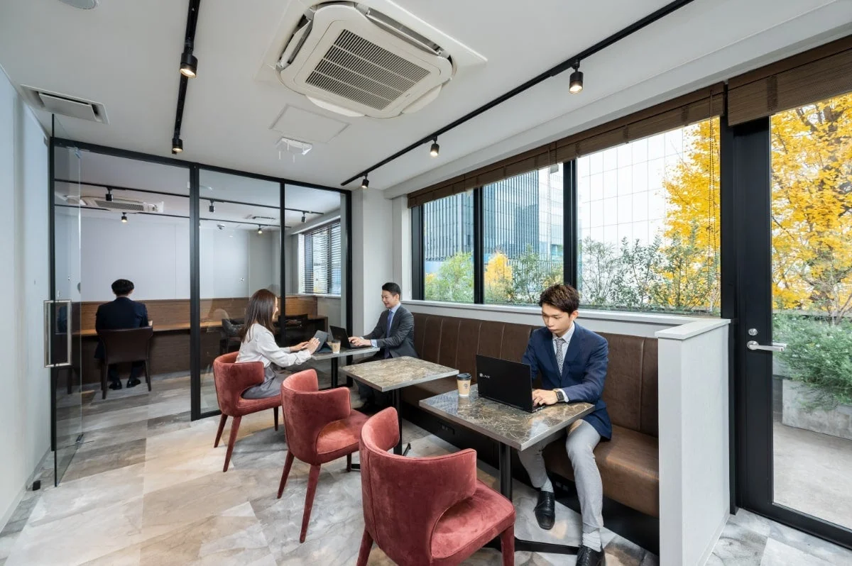 オフィス、コワーキングスペース、仕事、ビジネスパーソン、ラップトップ、タブレット、会議室、モダン、インテリア、紅葉、窓、ワークスペース、デスクワーク