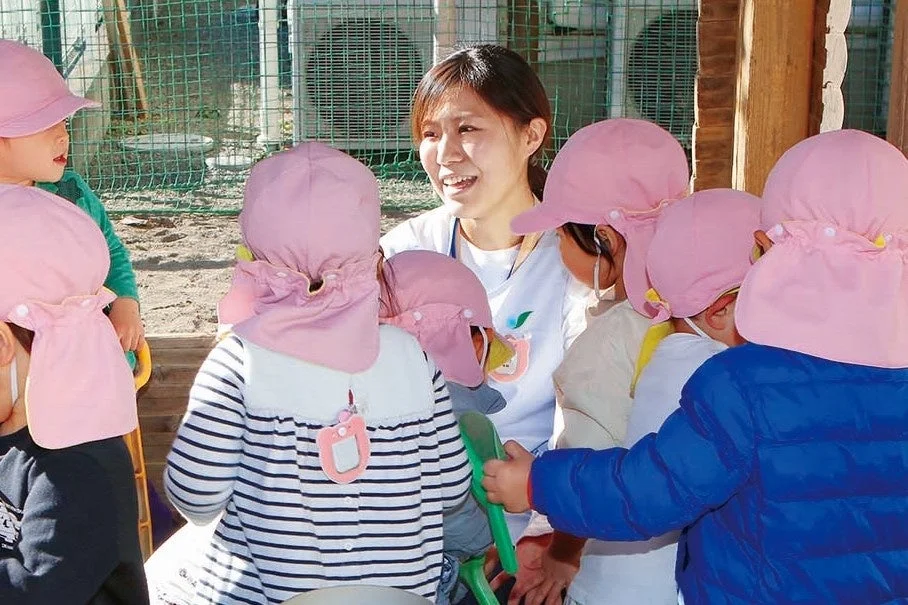 保育士と園児の交流