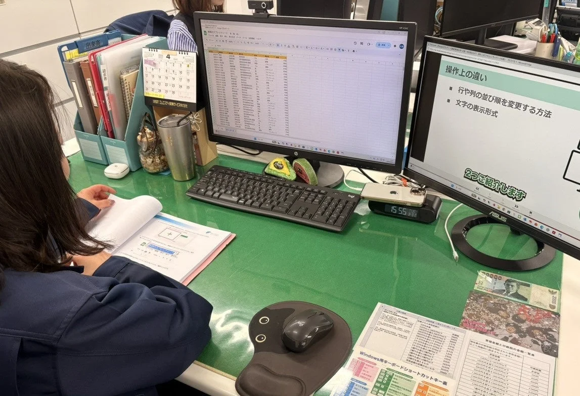 オフィスでデスクワークをする女性