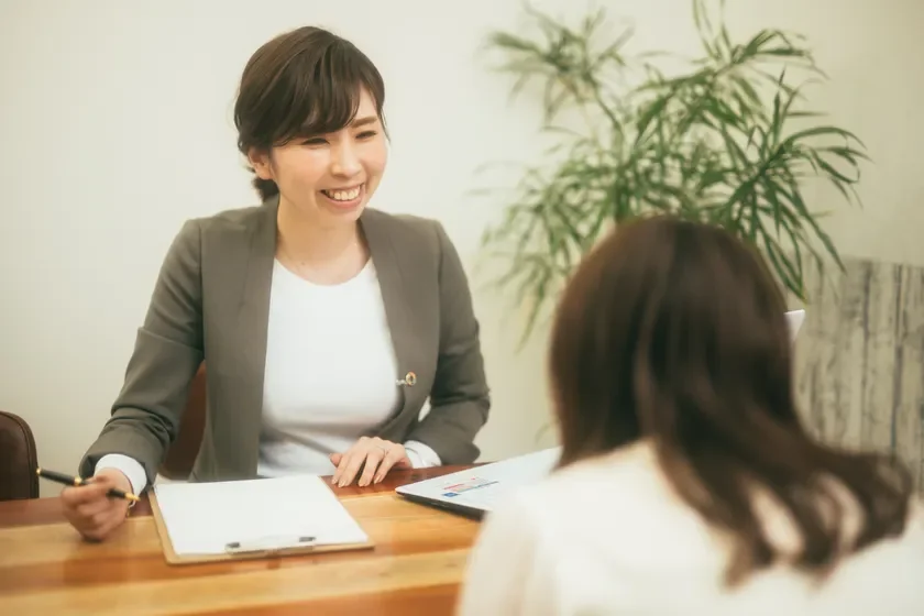 笑顔で顧客と話す女性