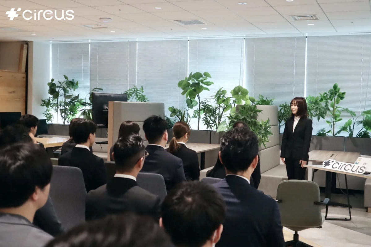 オフィスでのプレゼンテーション風景