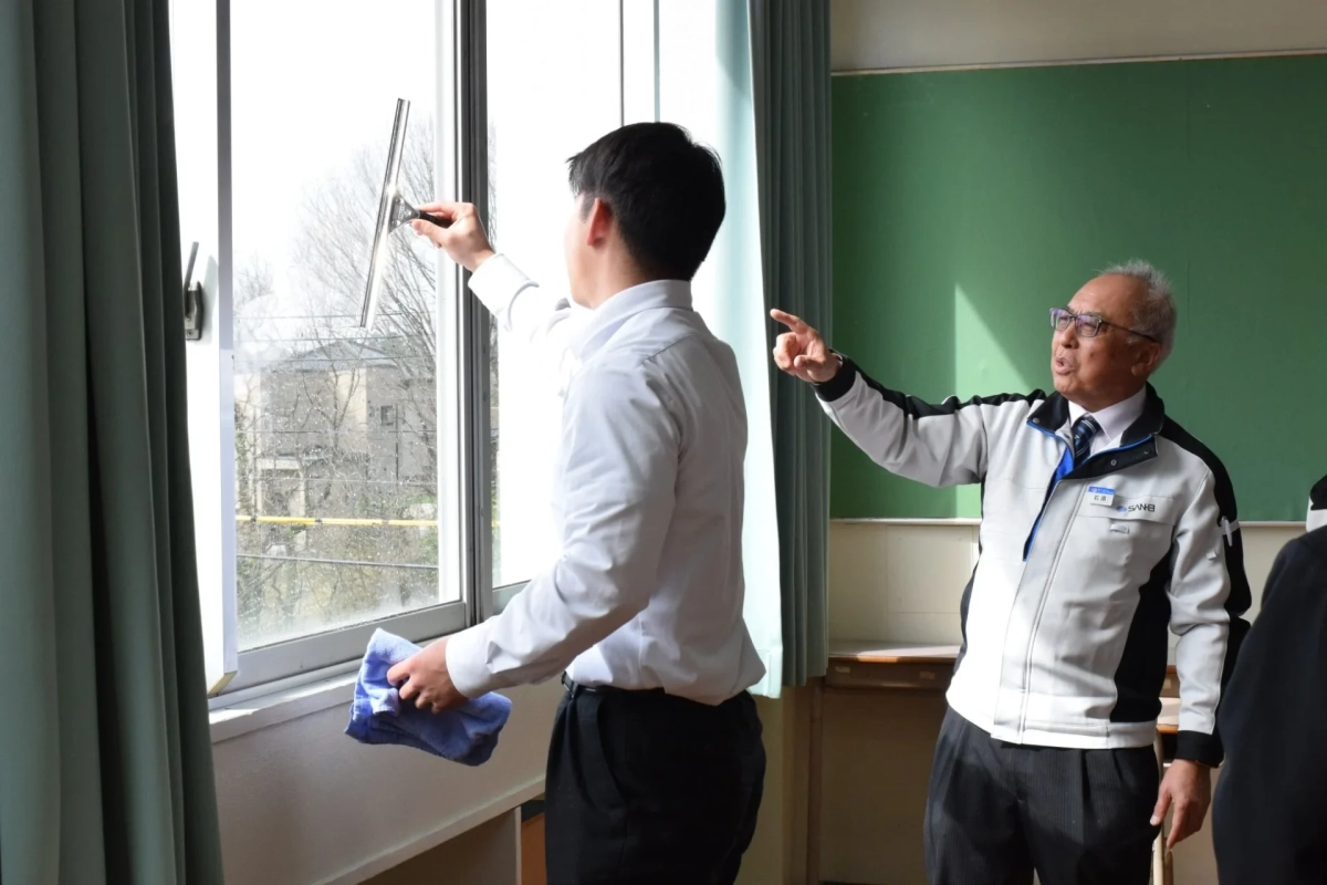 窓拭き指導の様子