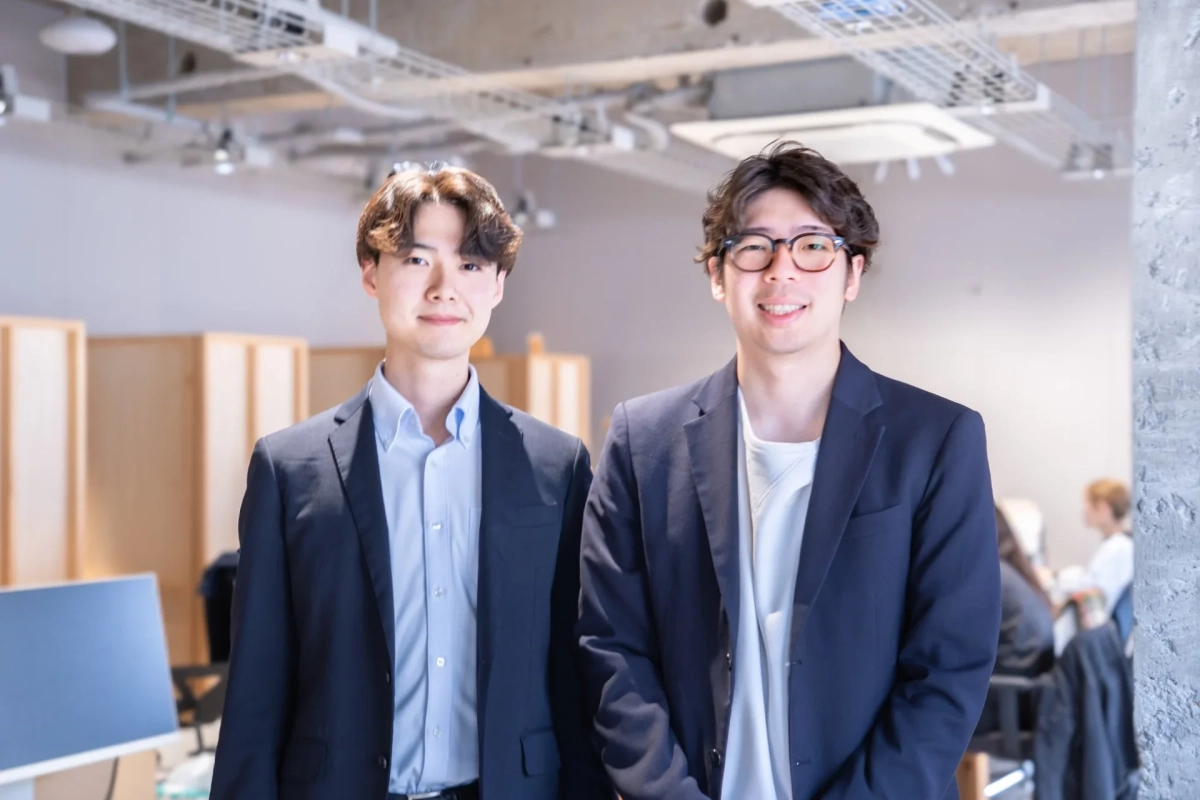 スーツ姿の若い男性二人