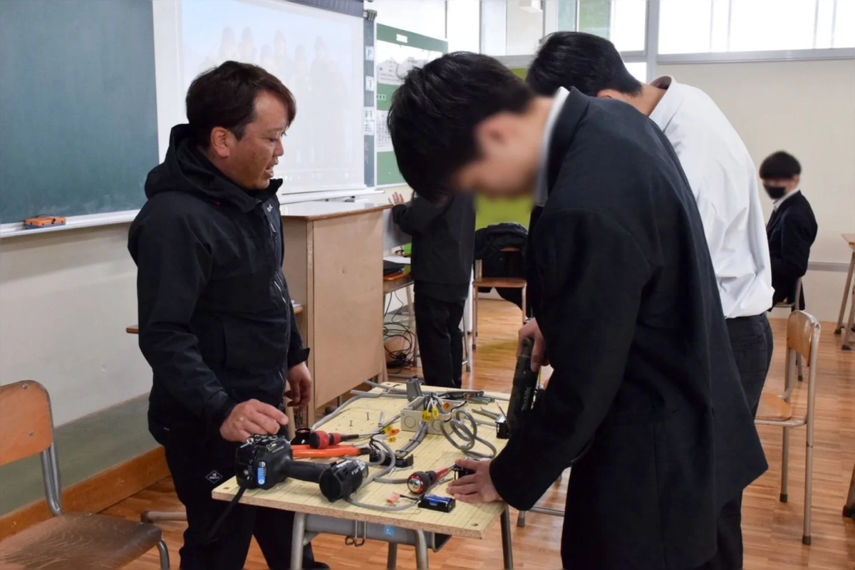 電気工作指導の様子