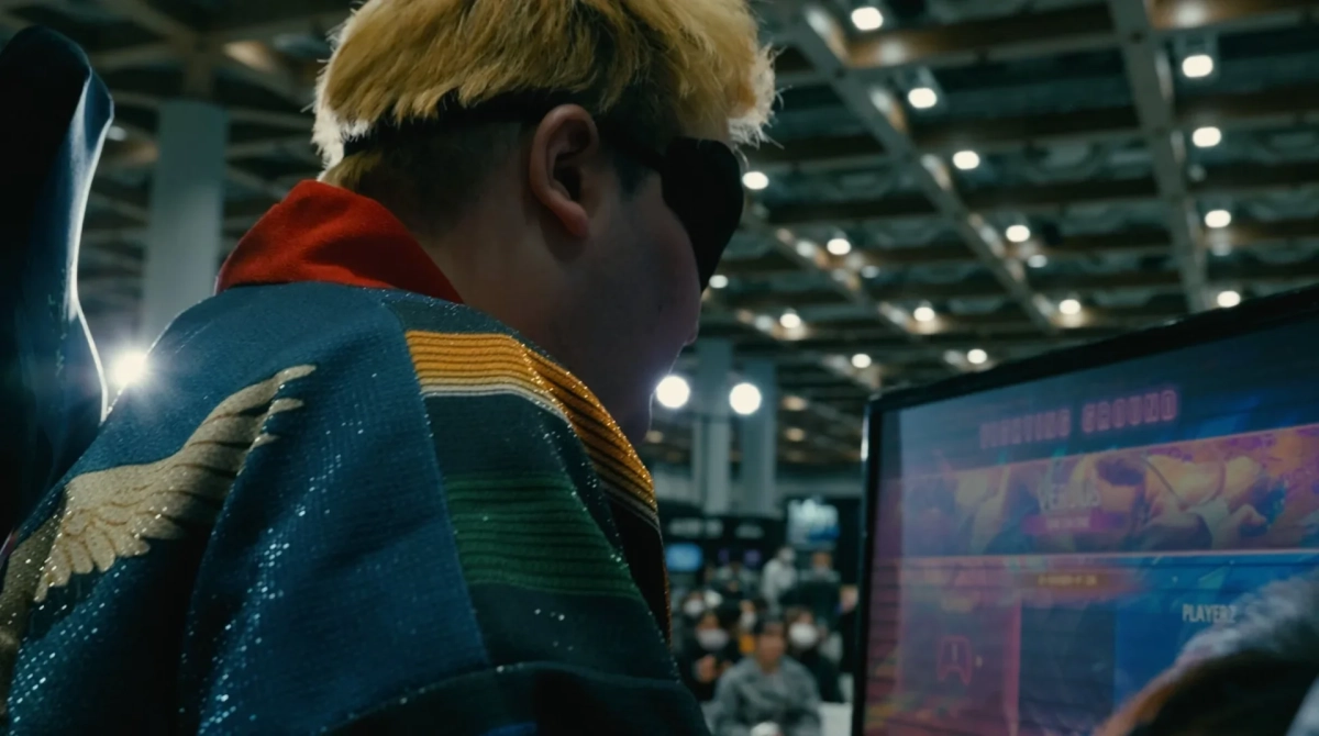 格闘ゲームをプレイする人物