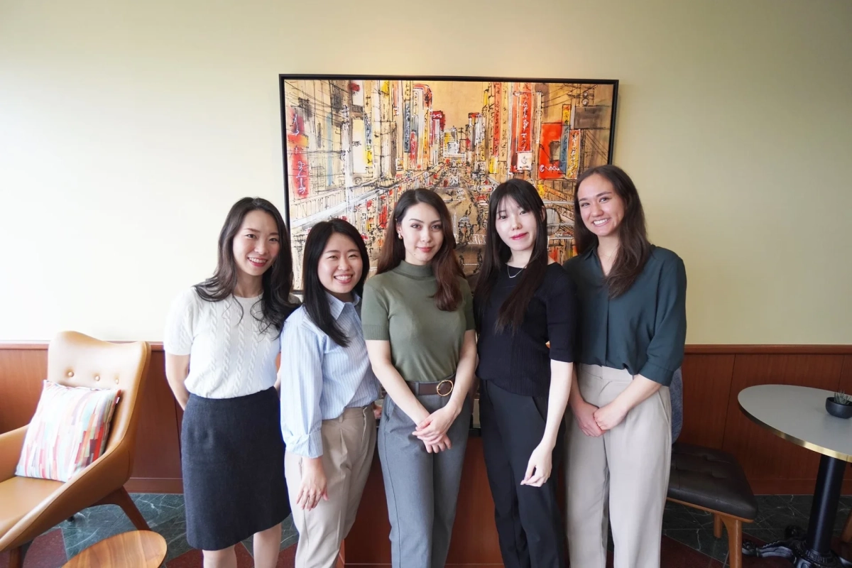 笑顔で並ぶ女性たち