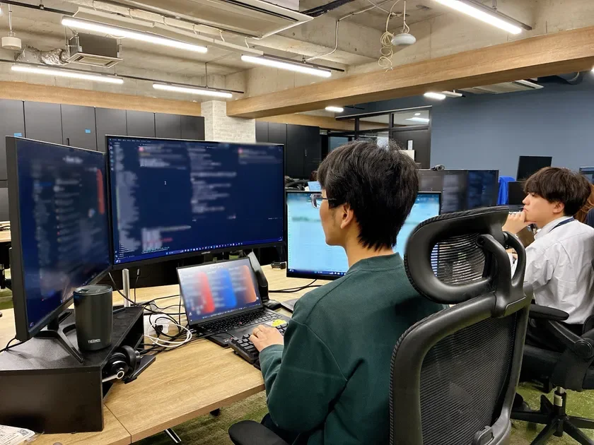 現代的なオフィスで働く2人の男性の様子