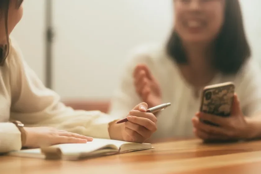 テーブルを囲んで話す女性たち