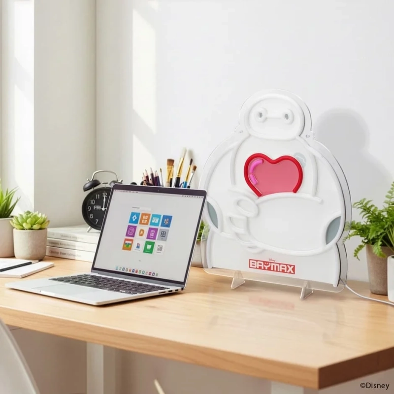 デスクに置かれたベイマックスネオンライト