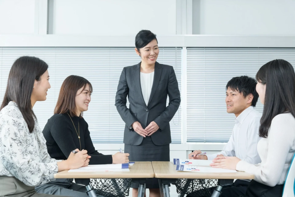 オフィスでのビジネスミーティングの様子