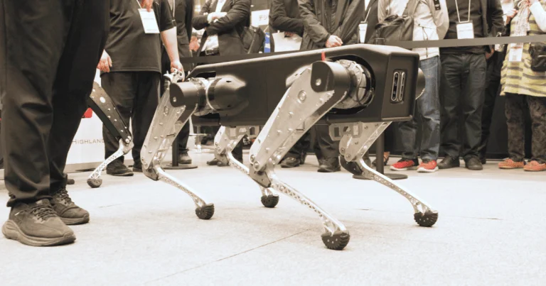 四足歩行ロボットを見学する人々