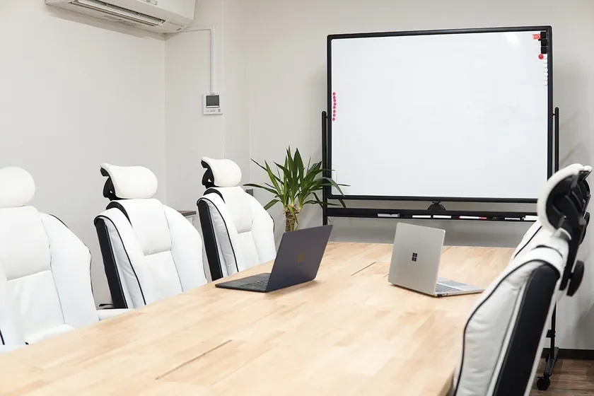 一般就労を想定したカフェのような大テーブル