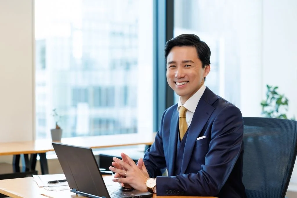 笑顔でPCに向かうビジネスマン