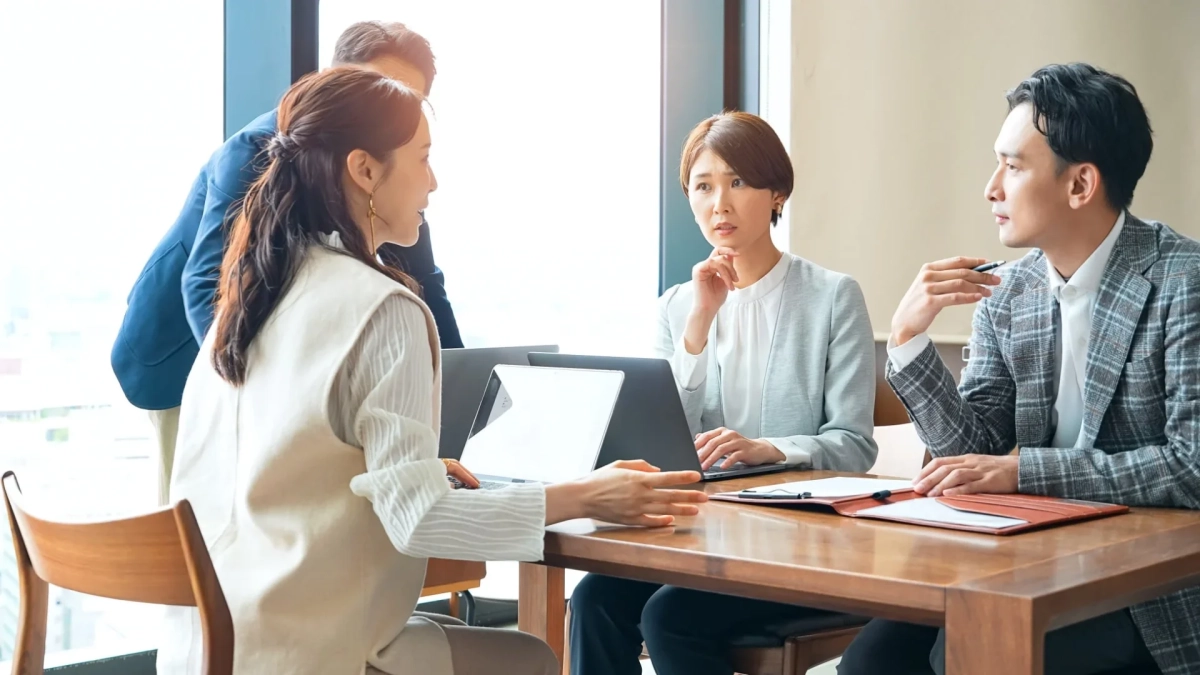 会議室で議論するビジネスパーソン