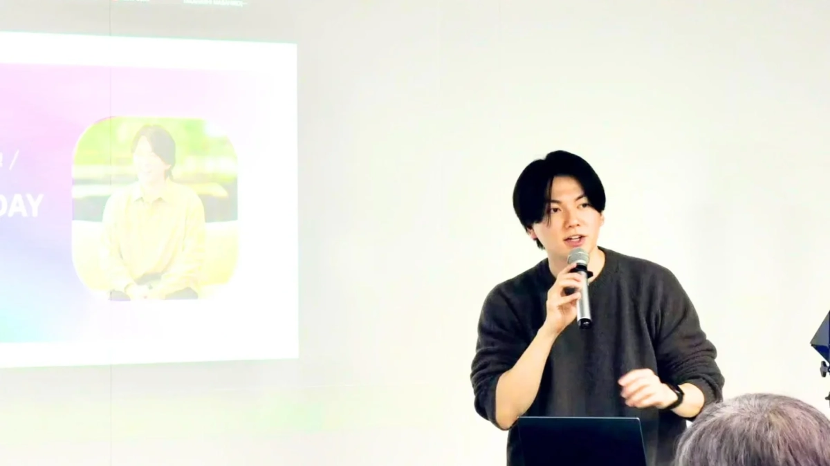 プレゼンテーションを行う男性