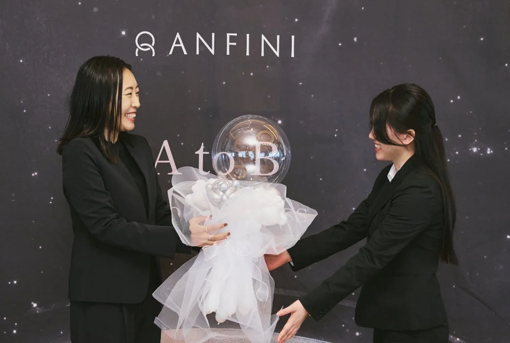 バルーン贈呈の様子