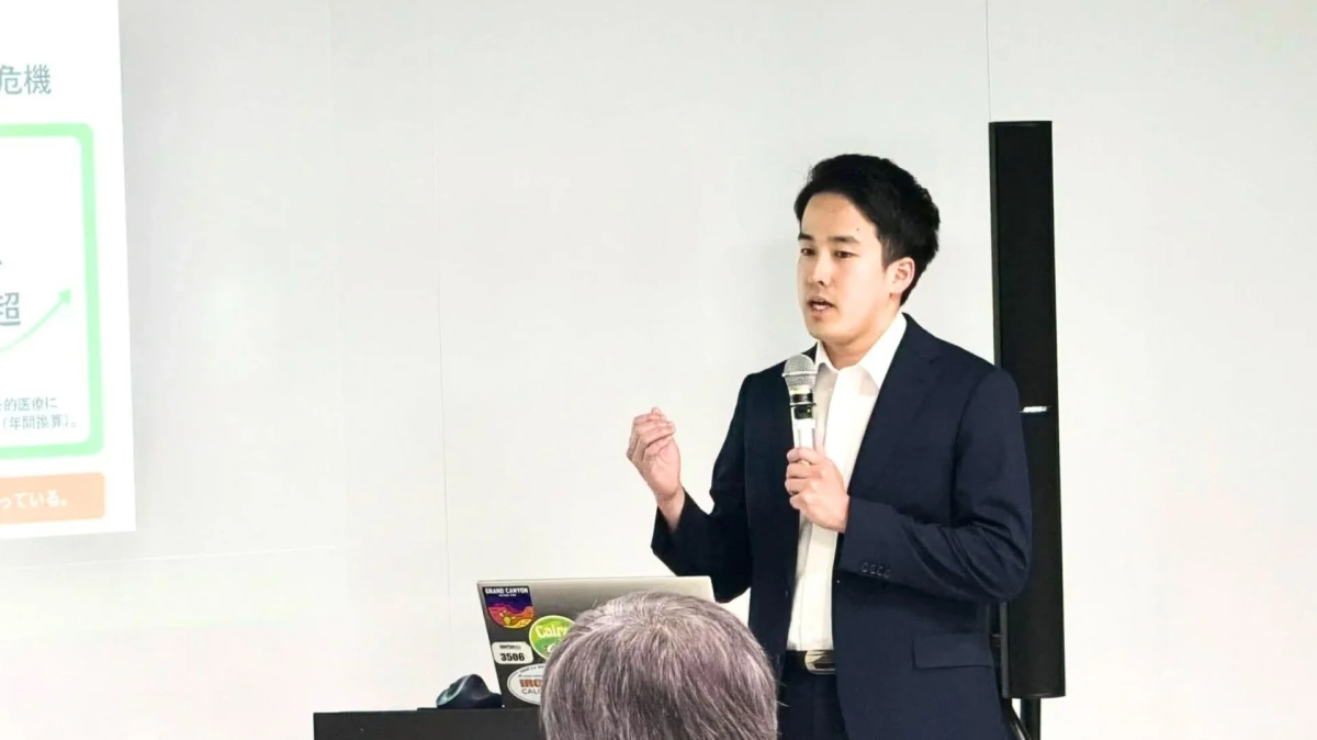 プレゼンテーションを行う男性