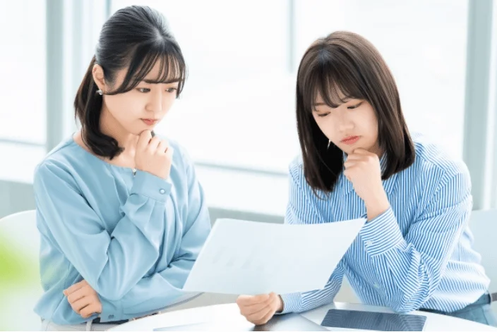会議中の女性2人