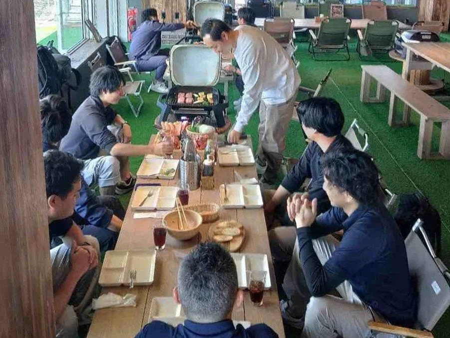 屋内でバーベキューを楽しむ男性グループ