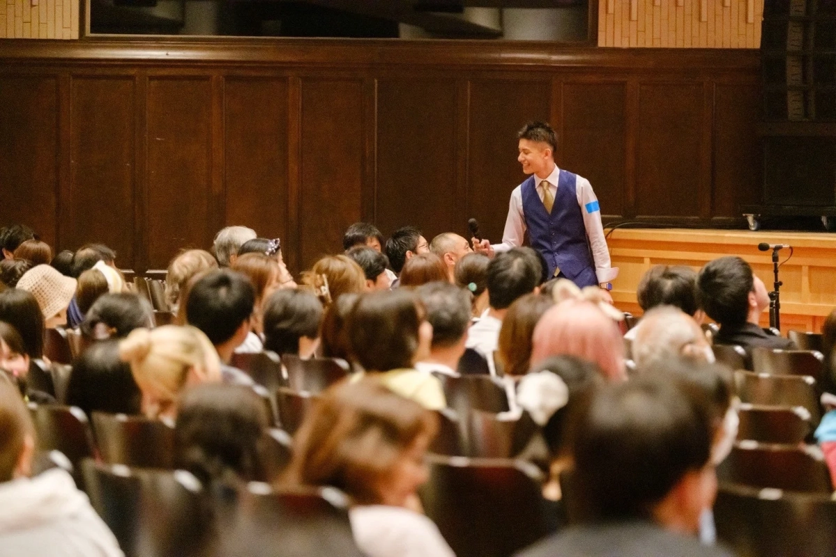 講堂で話す男性