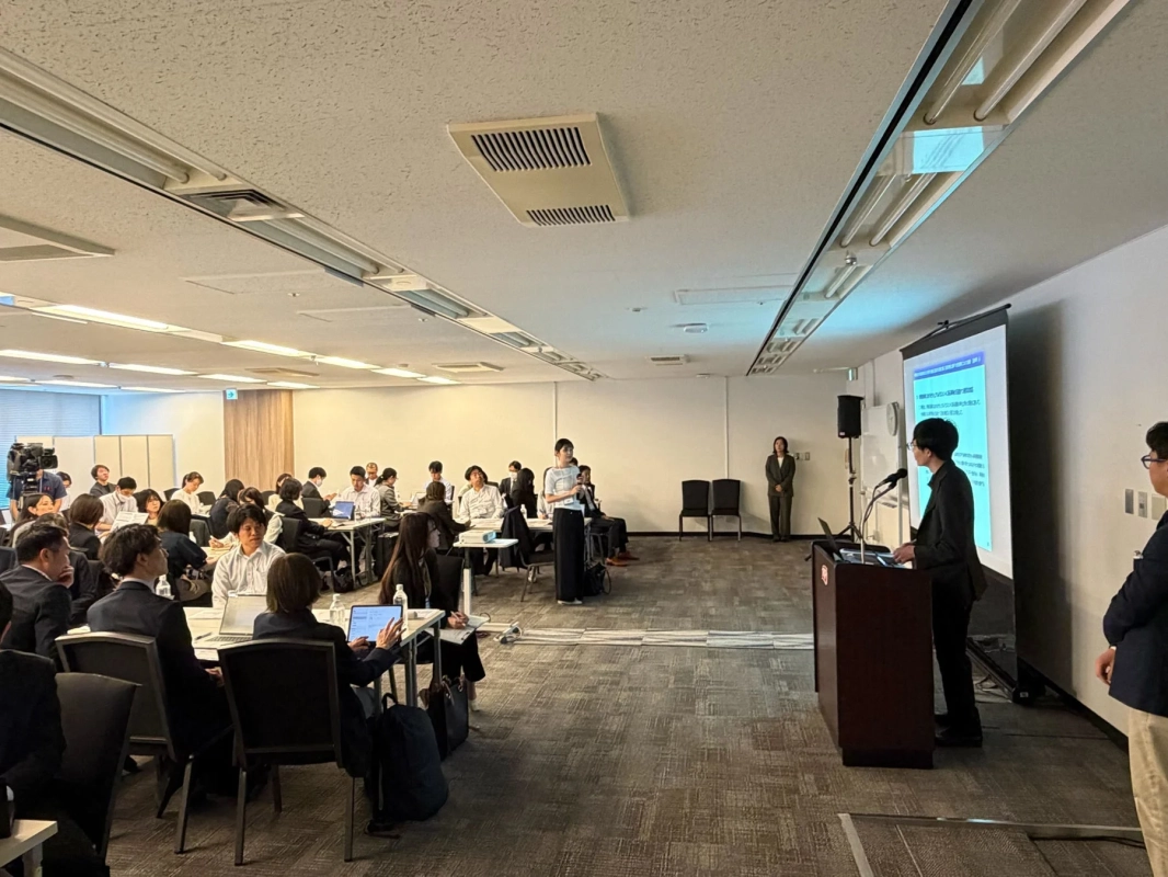 講演を聞く参加者