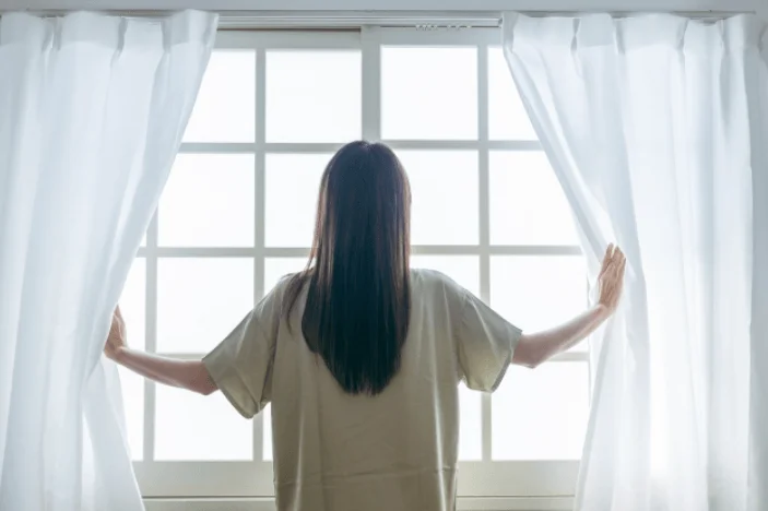 朝日を浴びる女性
