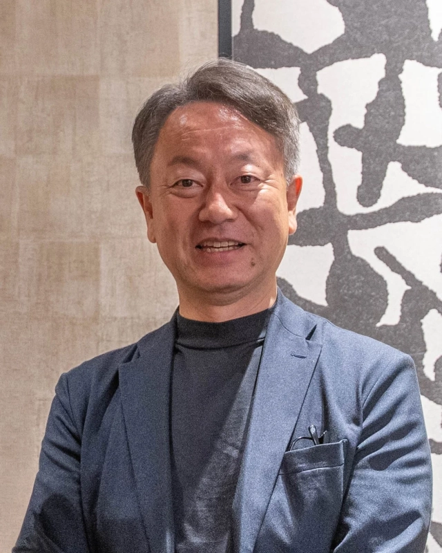 笑顔でカメラを見つめるベネフィット・ワンの瀧田氏