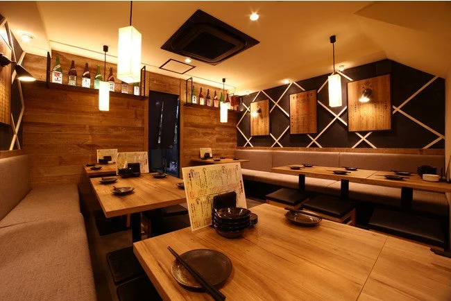 モダンな和風居酒屋の店内