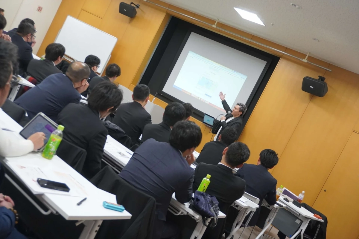 会議室で行われているビジネスセミナー