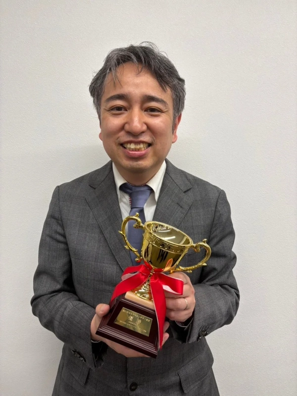 梶田和磨氏がトロフィーを持つ写真
