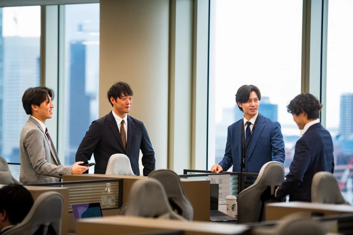 オフィスで会話するビジネスマンたち