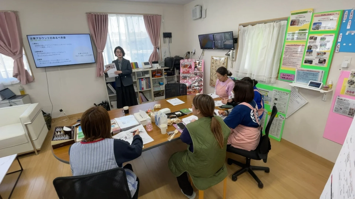 SNS企業アカウントのあるべき姿について学ぶ研修風景