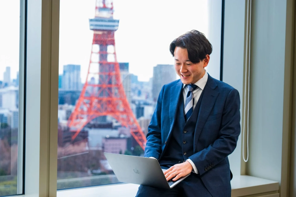 オフィスでPCを操作する男性