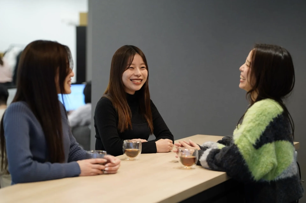 3人の女性がテーブルを囲んで会話