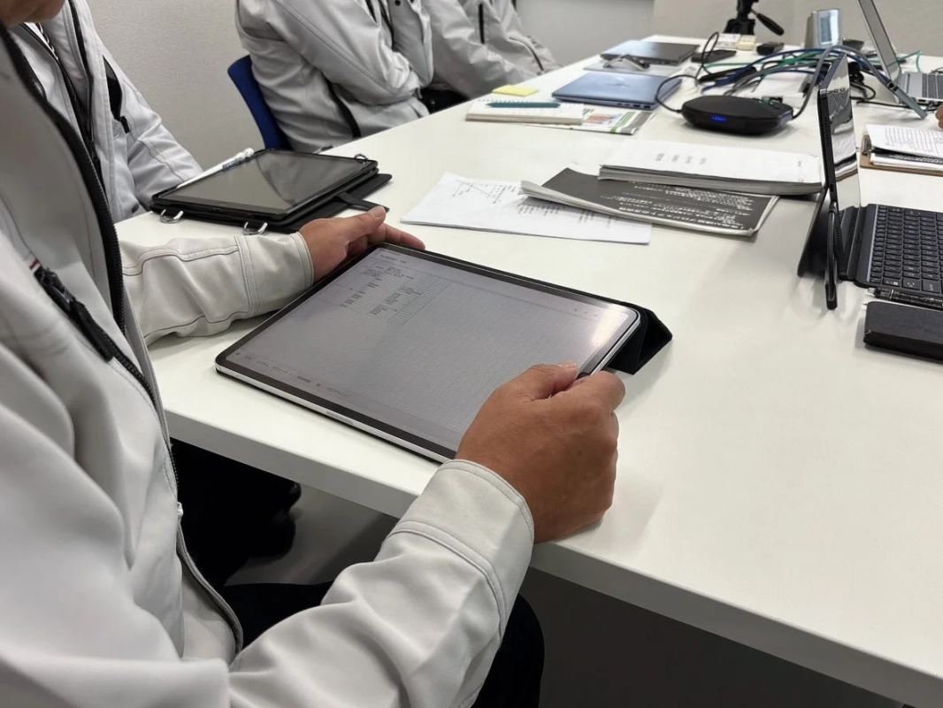 タブレットで作業する様子