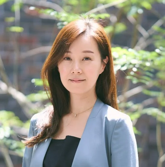 明るい自然光の下で笑顔を見せる女性のポートレート