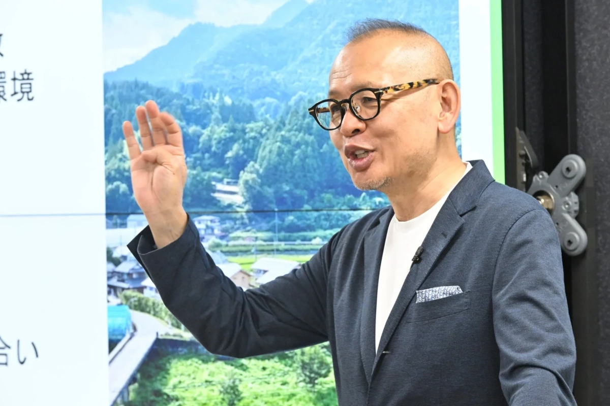 幸福度の高い社員の成果についてプレゼンテーションする前野隆司教授