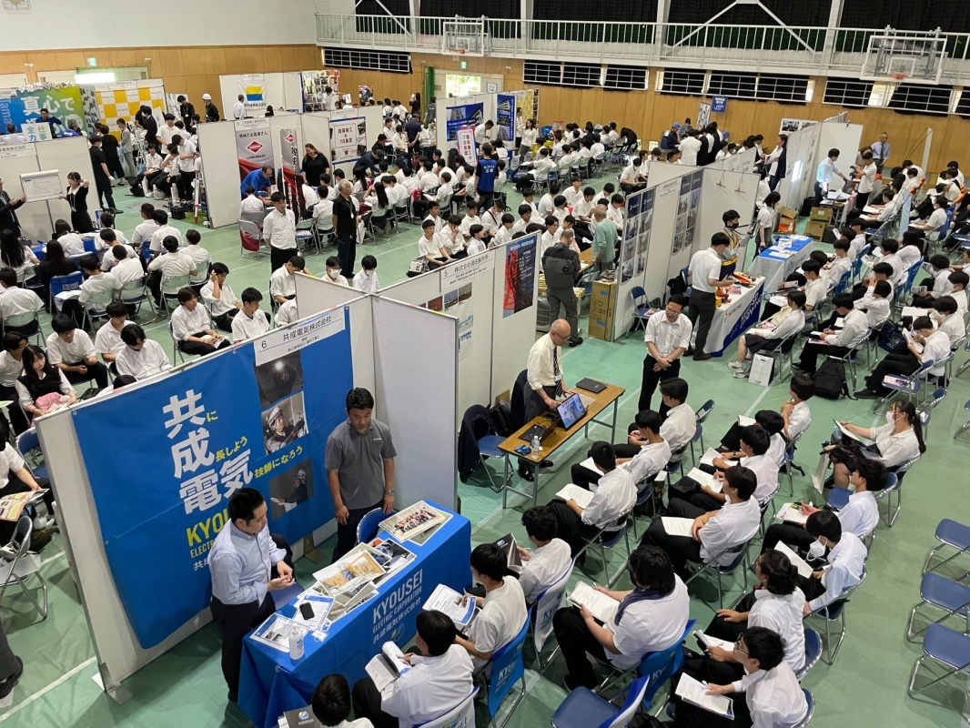 多くの学生が企業ブースの説明を聞いている様子