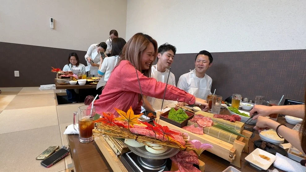 焼肉、グループで食事