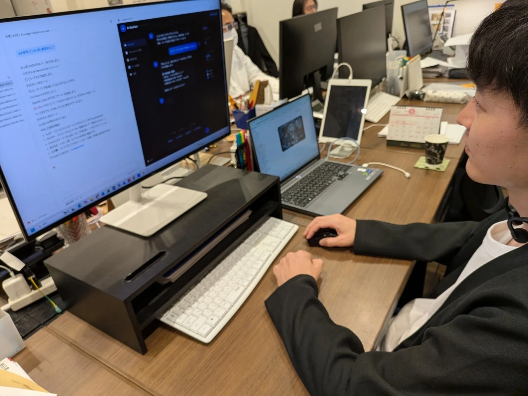 オフィスでAIアシスタント画面を見る男性
