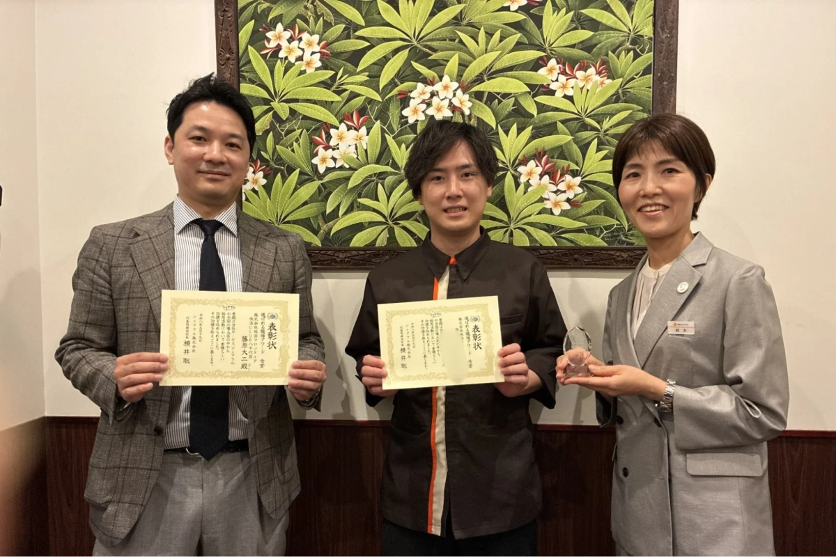 表彰状 選ばれる職場アワード 受賞 株式会社CUBE 代表取締役 櫻井聡 藤原大二郎 貴殿は、シャアプル 功績を称え表彰いたします 令和五年十月吉日 シャアプル株式会社 鈴木